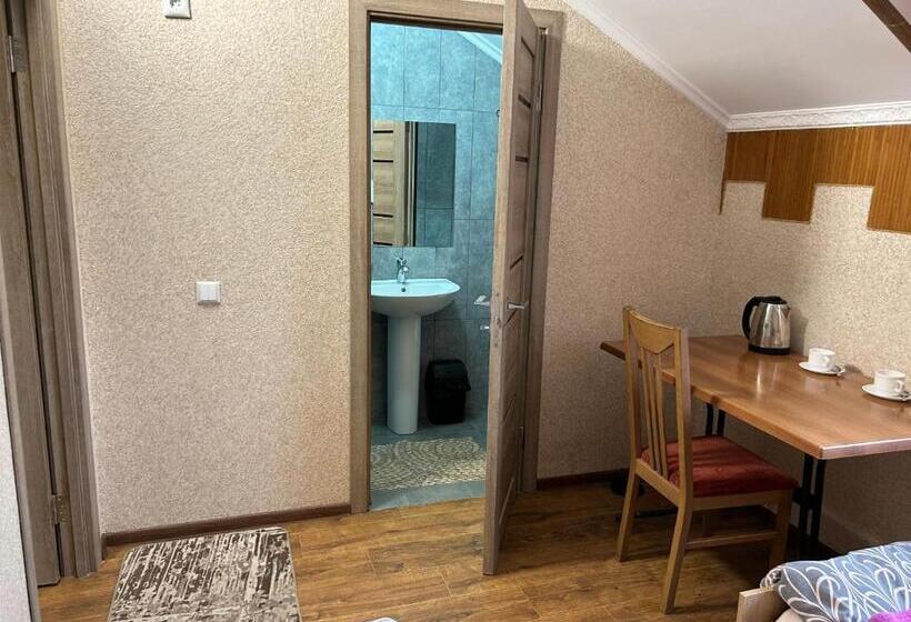 Economy Room, готель максим