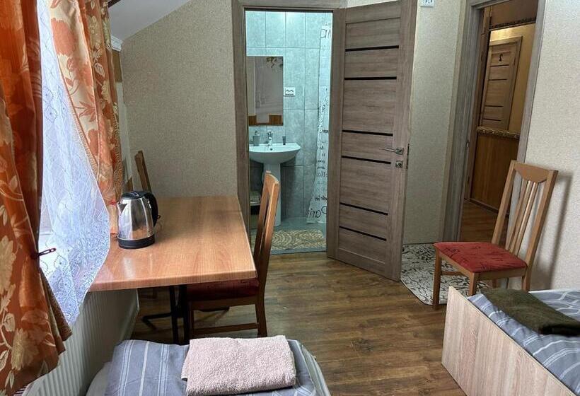 Basic Triple Occupancy Room, готель максим