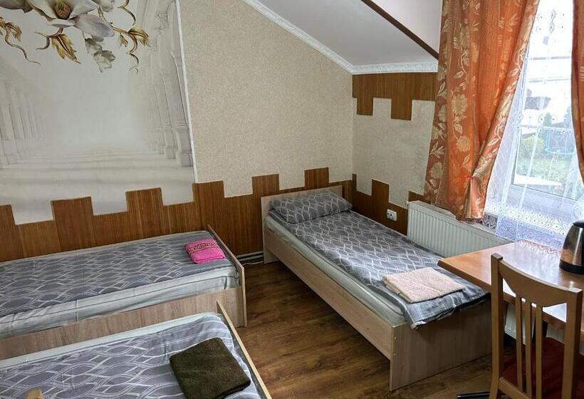 Basic Triple Occupancy Room, готель максим