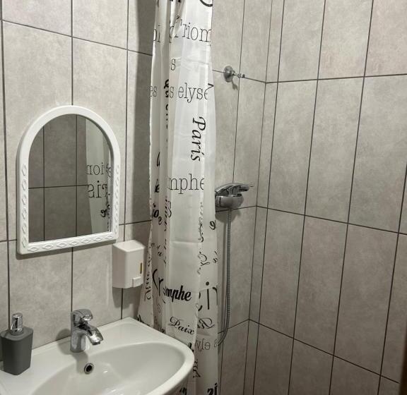 Classic Quadruple Occupancy Room, готель максим