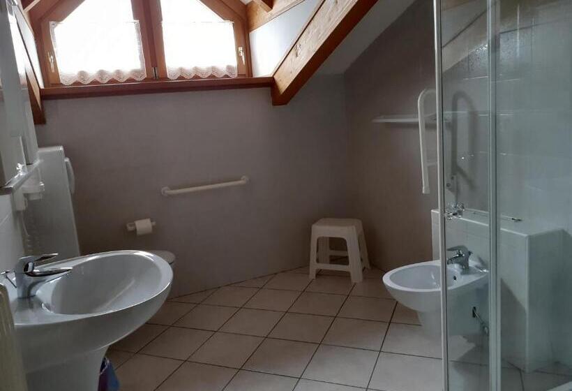 חדר משפחתי, Aurora