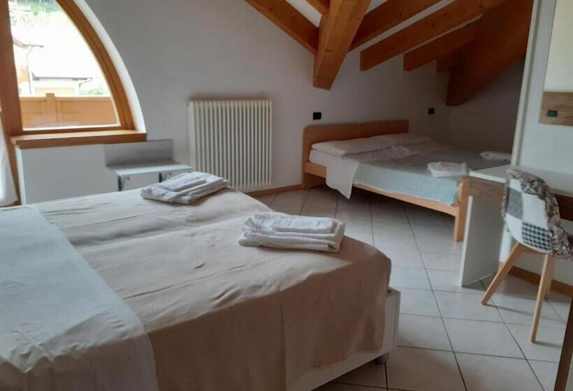 חדר משפחתי, Aurora