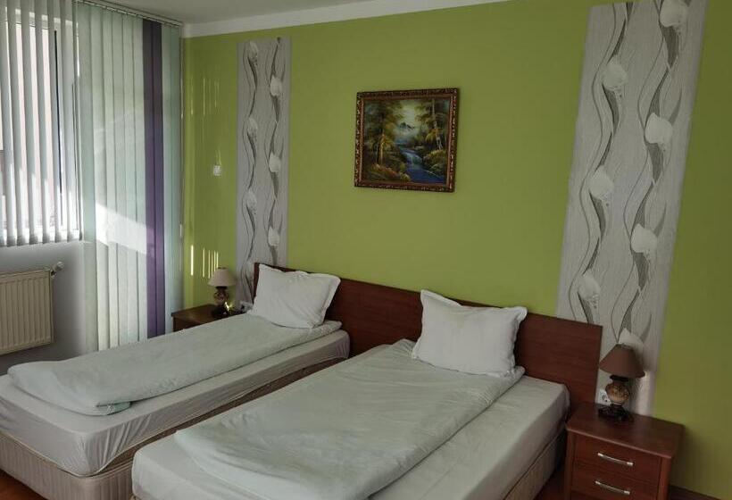 Номер Стандарт Вид на Сад, Mira Guest House