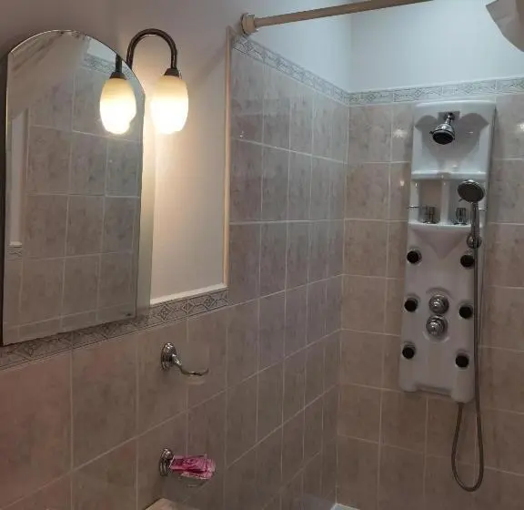 コンフォートトリプルルーム, Mira Guest House