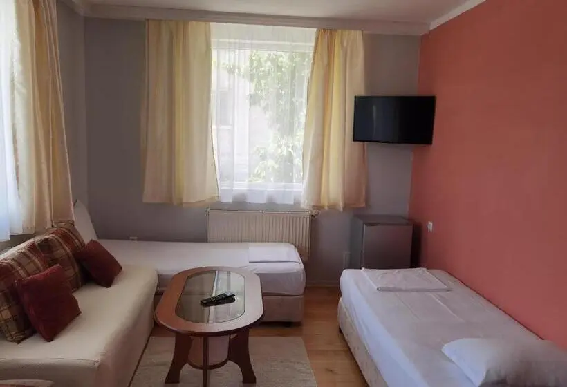 コンフォートトリプルルーム, Mira Guest House
