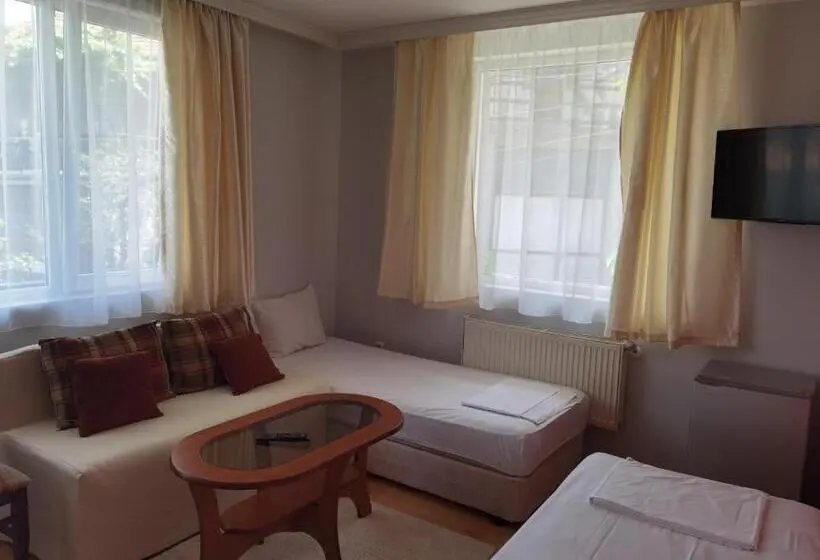 コンフォートトリプルルーム, Mira Guest House