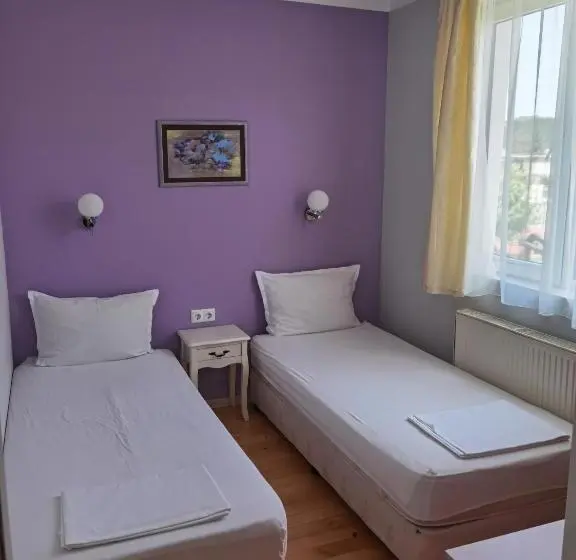 コンフォートトリプルルーム, Mira Guest House