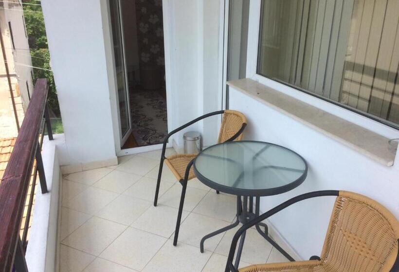 Четырехместный Номер Стандарт Вид на Сад, Mira Guest House