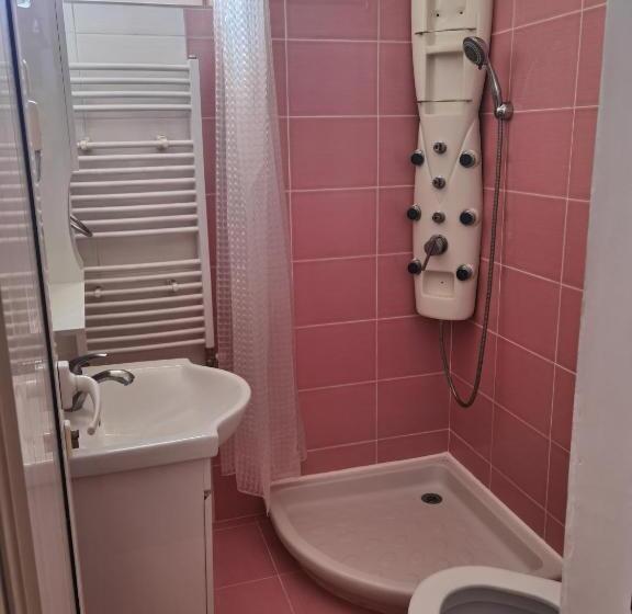 Четырехместный Номер Стандарт Вид на Сад, Mira Guest House