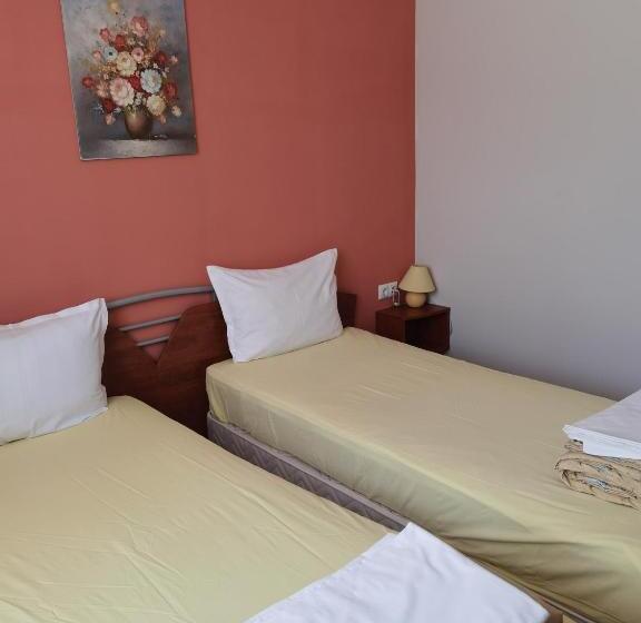 Четырехместный Номер Стандарт Вид на Сад, Mira Guest House
