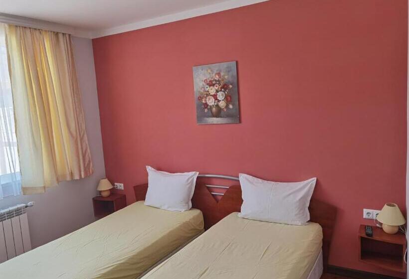 Четырехместный Номер Стандарт Вид на Сад, Mira Guest House