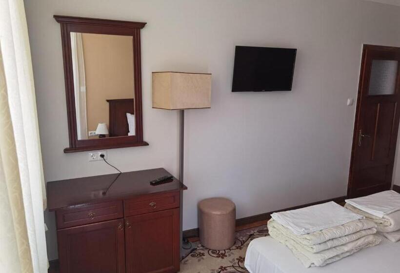 Четырехместный Номер Стандарт Вид на Сад, Mira Guest House