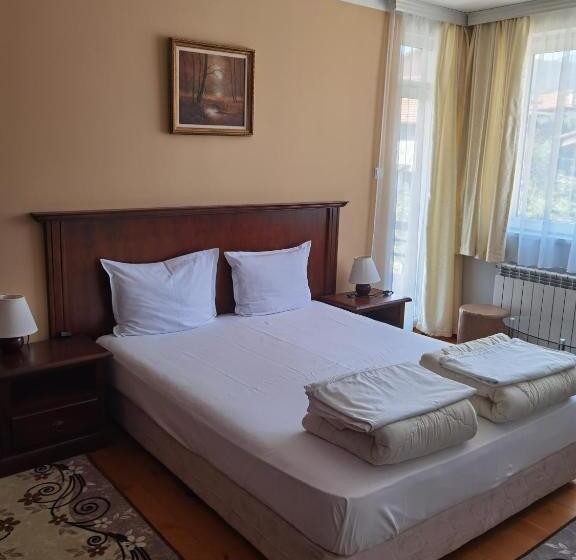 Четырехместный Номер Стандарт Вид на Сад, Mira Guest House