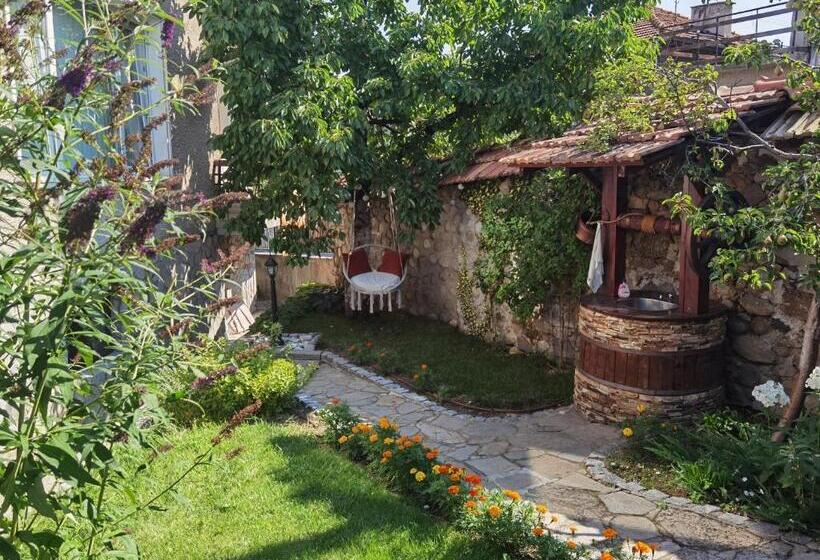 Четырехместный Номер Стандарт Вид на Сад, Mira Guest House