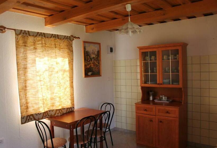 شاليه غرفة نوم واحدة, Orbán Porta