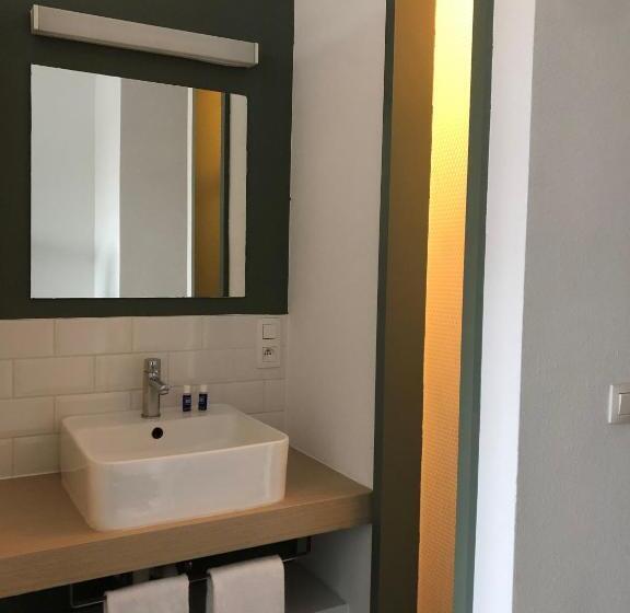 غرفة قياسية, The Ash