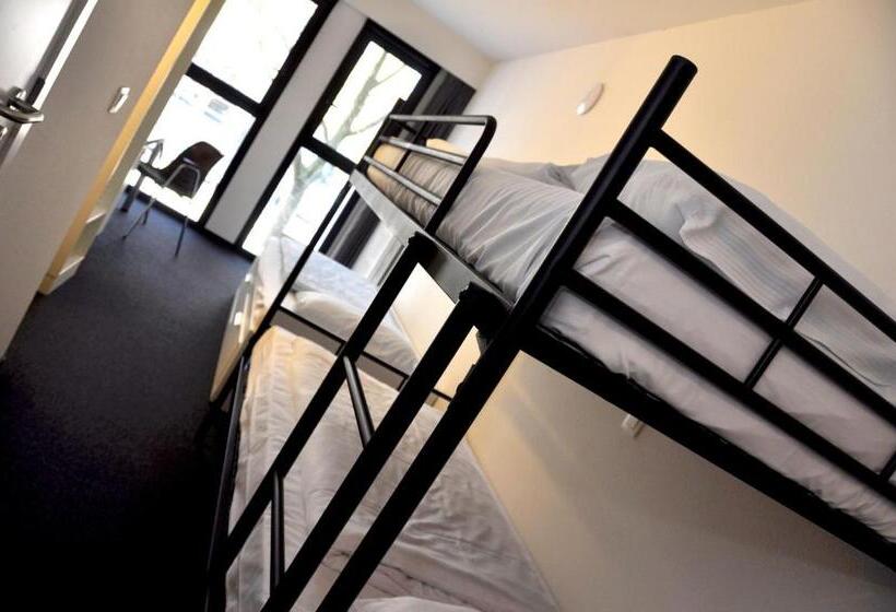 غرفة قياسية رباعية, The Ash