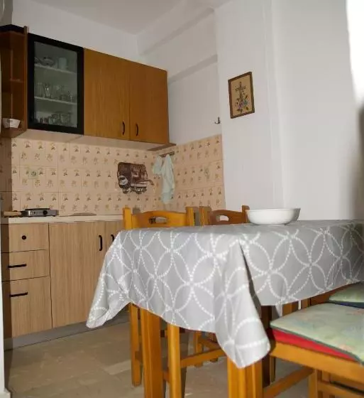 Economy Quadruple Room, Antony S Complex