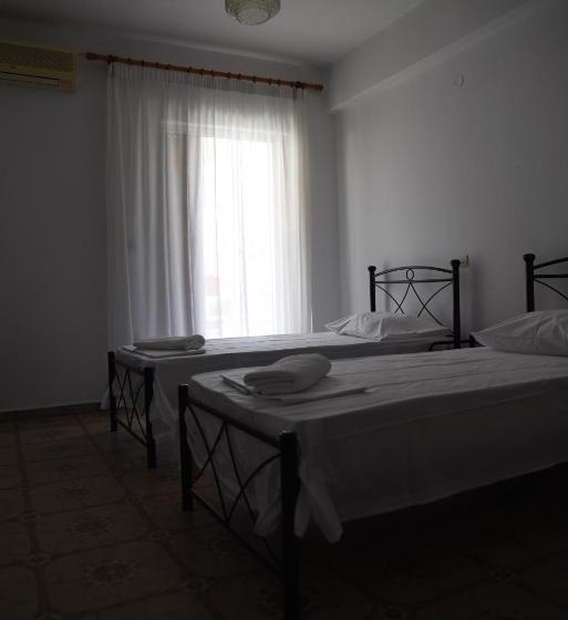 Habitación Cuádruple Economy, Antony S Complex