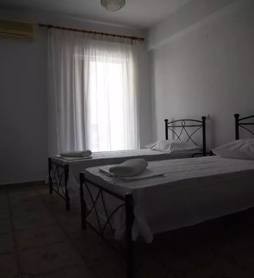Economy Quadruple Room, Antony S Complex