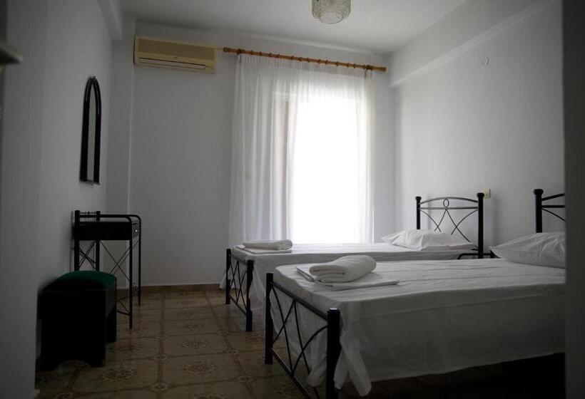 エコノミー4人部屋, Antony S Complex