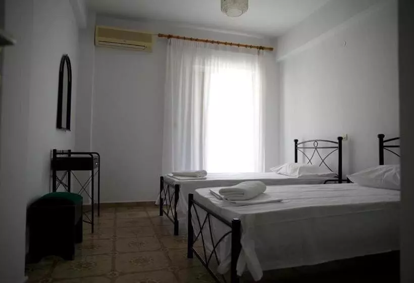 Economy Quadruple Room, Antony S Complex