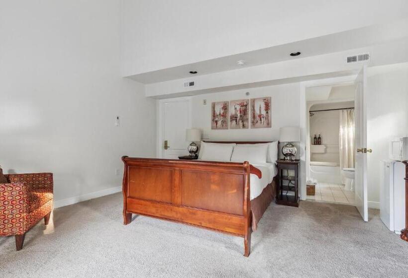 جناح, The Columbia Inn At Peralynna