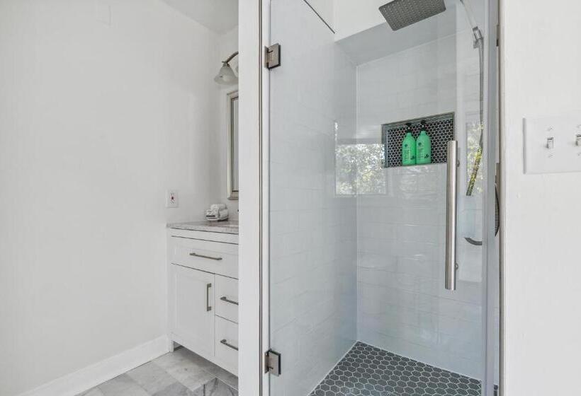 غرفة دور أخير, The Columbia Inn At Peralynna