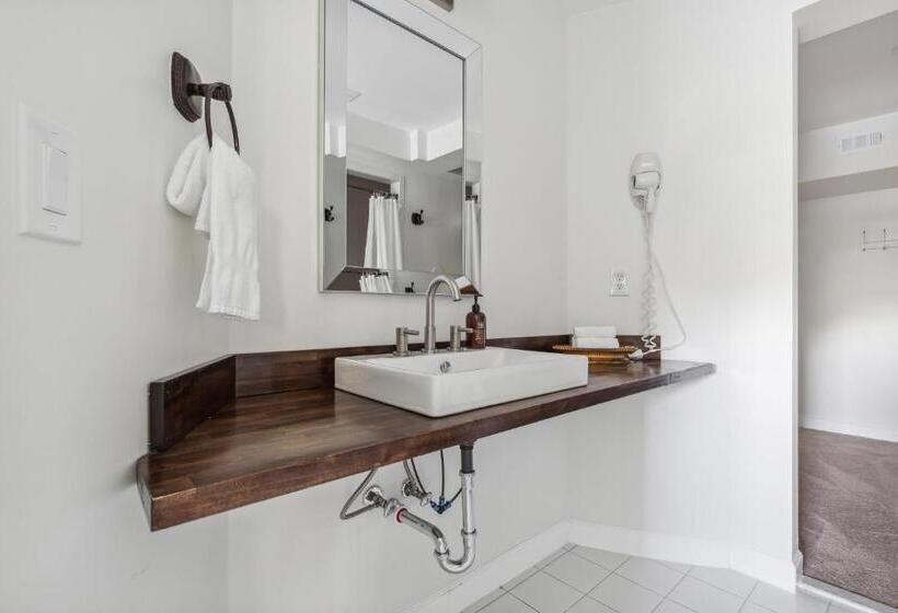 جناح, The Columbia Inn At Peralynna