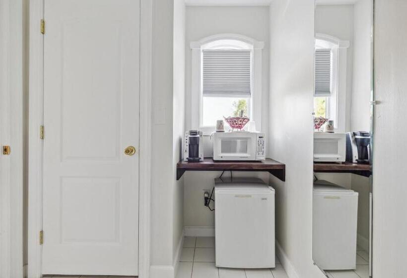 جناح, The Columbia Inn At Peralynna