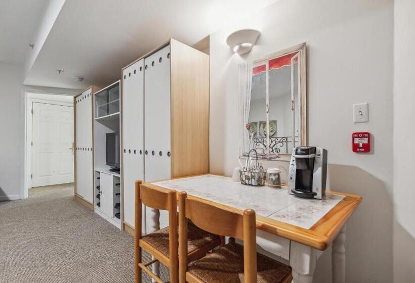 جناح عائلي, The Columbia Inn At Peralynna