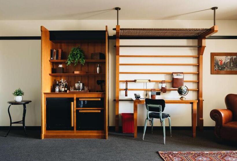 سوئیت جونیور با تخت بزرگ, Chicago Athletic Association, Part Of Hyatt