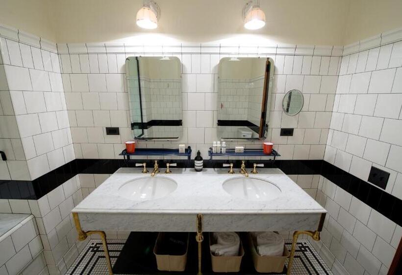 سوییت جونیور, Chicago Athletic Association, Part Of Hyatt