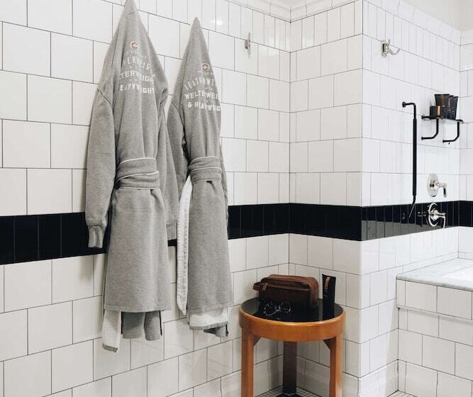 سوییت جونیور, Chicago Athletic Association, Part Of Hyatt