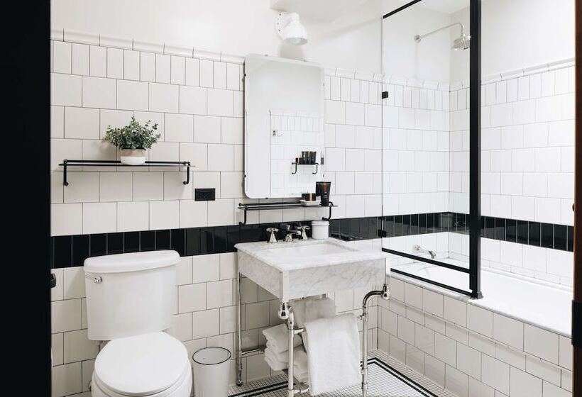 سوییت جونیور, Chicago Athletic Association, Part Of Hyatt