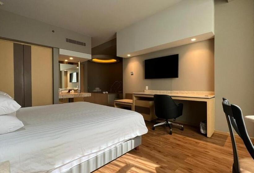 キングサイズベッドのスイートルーム, Ramada By Wyndham Mexico City Santa Fe