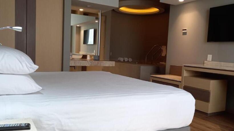キングサイズベッドのスイートルーム, Ramada By Wyndham Mexico City Santa Fe