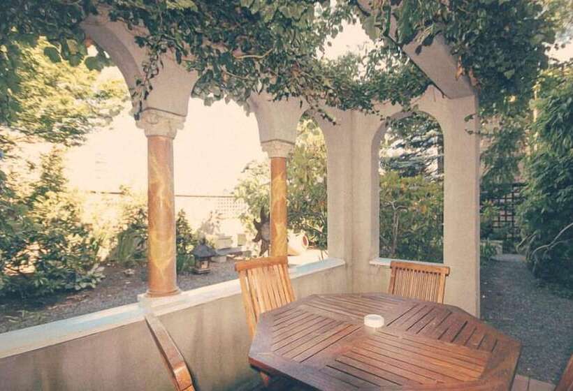 جناح ديلوكس, Spinnakers Brewpub & Guesthouses