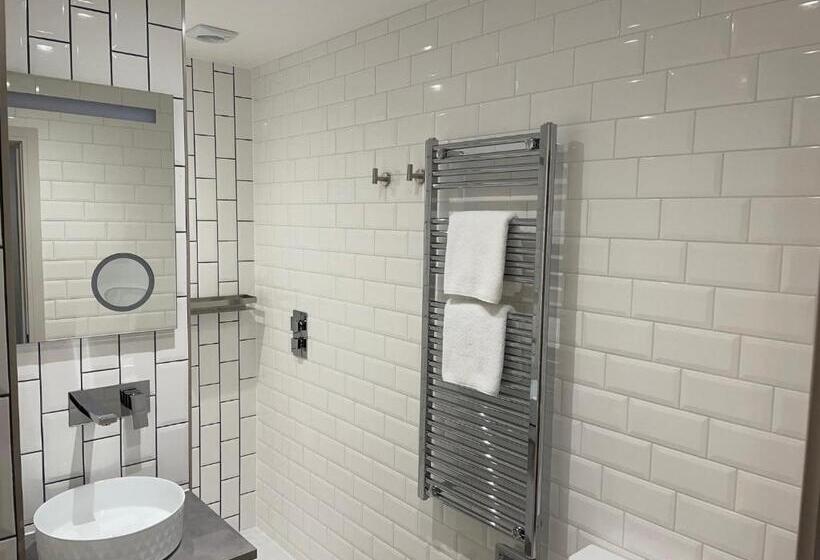 غرفة قياسية سرير كينج, The White Horse