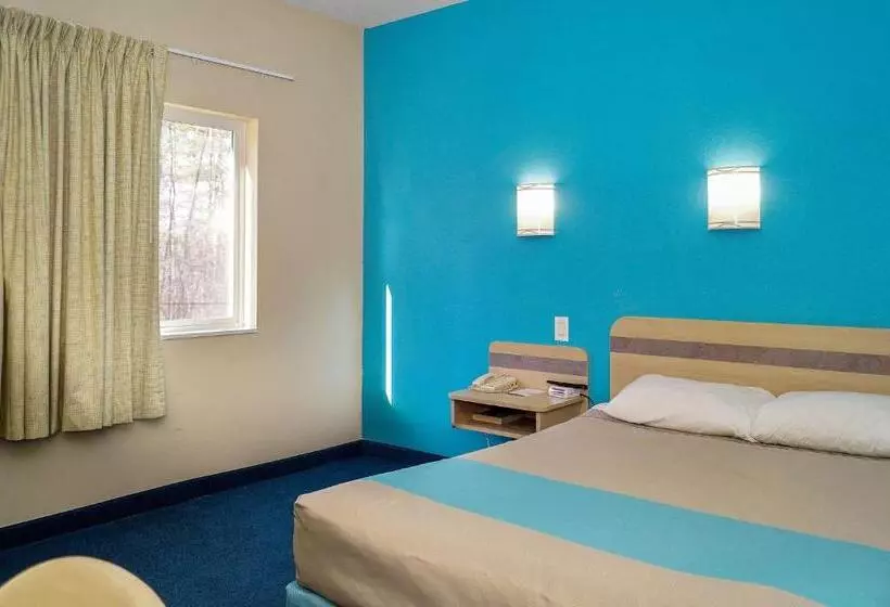 スタンダードルーム, Motel 6peterborough, On