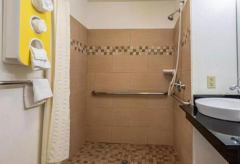 身障者適用キングサイズベッドルーム, Motel 6 Rocky Mount, Nc