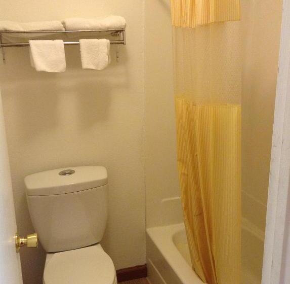 キングサイズベッドのスタンダードルーム, Crossroads Inn