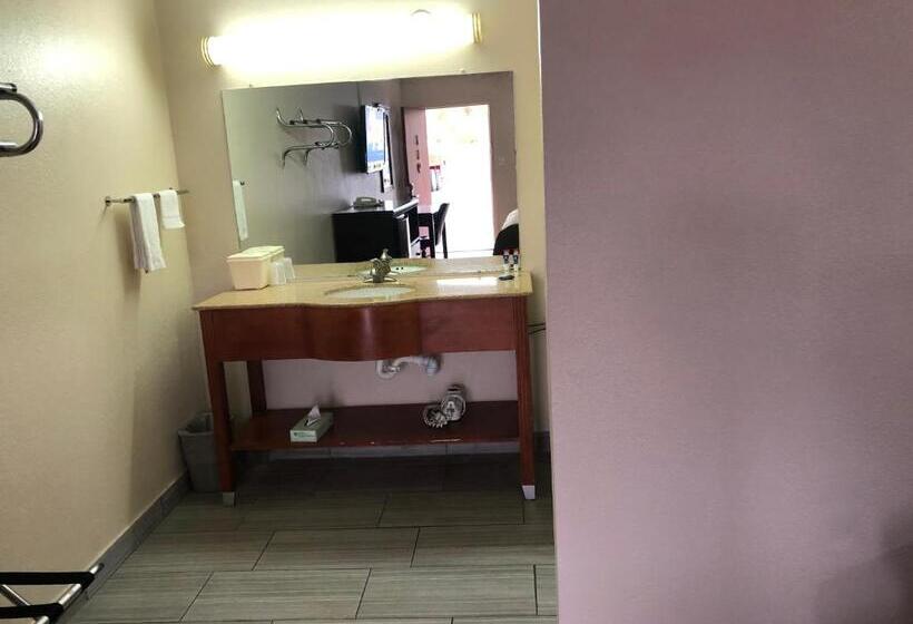 キングサイズベッドのスタンダードルーム, Crossroads Inn