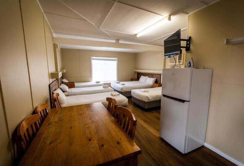 חדר משפחתי, Ardeanal Motel