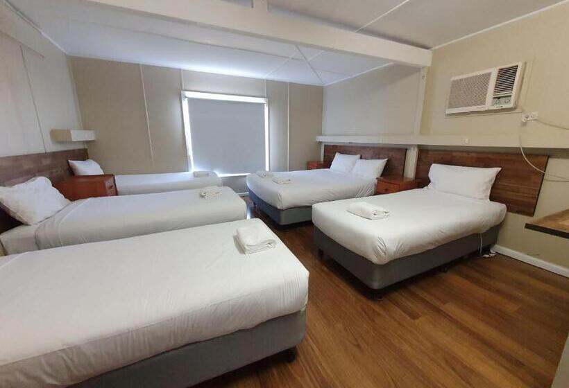 חדר משפחתי, Ardeanal Motel