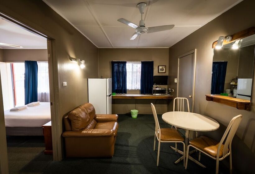 חדר משפחתי, Ardeanal Motel