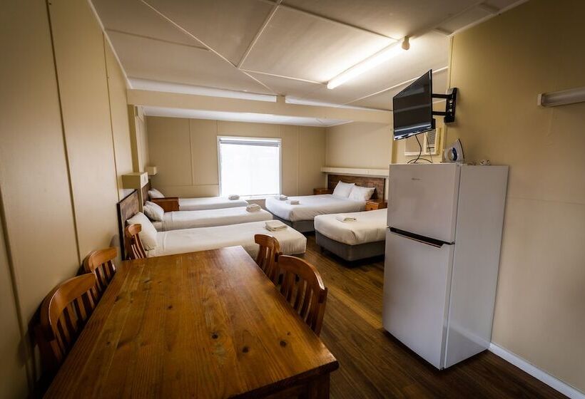 חדר משפחתי, Ardeanal Motel