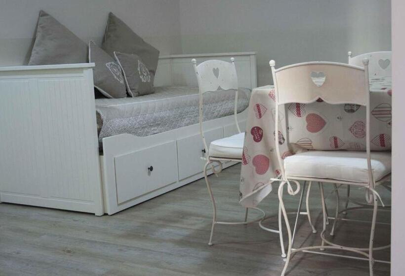 חדר סטנדרטי לחמישה אנשים, Clara Domus