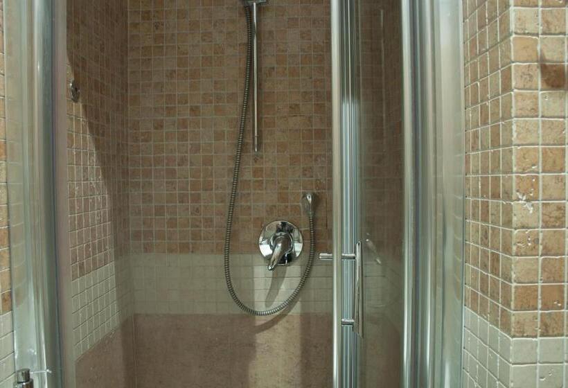 חדר סטנדרט לארבעה, Clara Domus