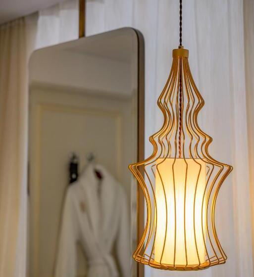 اتاق لوکس با تخت بزرگ, Des Arts Saigon Mgallery Collection